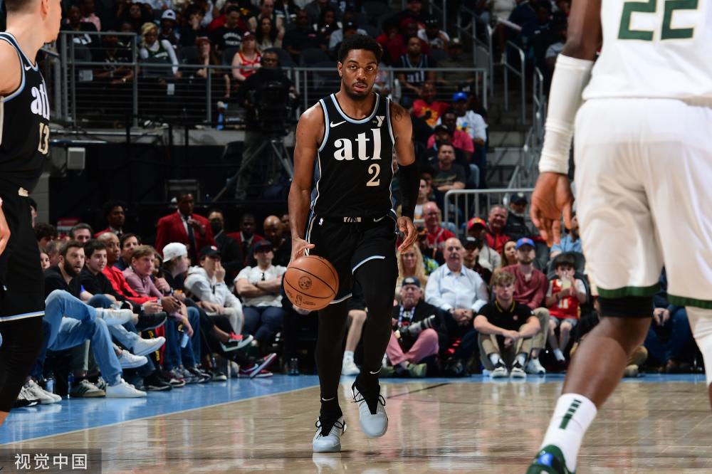 琼斯在场上 琼斯在场上